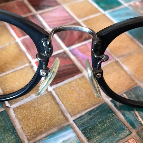 1980s Oliver Peoples frames and sunglass clip. Gunmetal and matte black. - Picture 7 of 11